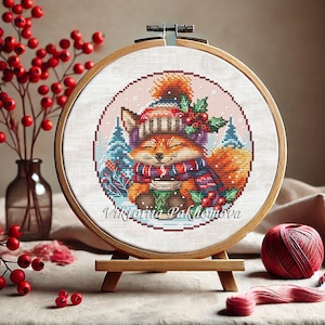 Volpe con tazza di cioccolata calda schema punto croce PDF Adorabile animale del bosco colorato ricamo invernale, decorazione rotonda per la cameretta dei bambini