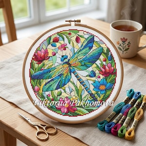 Korsstygnsmönster med trollslända i målat glas i PDF-format, detaljerad, nyckfull trädgårdsinsektedesign, avancerat broderi