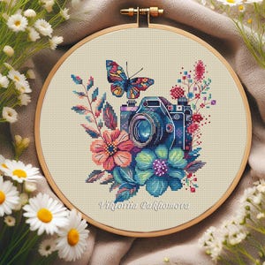 Korsstygnsmönster för vintagekamera: Blommig fjärilsbroderi i Cottagecore (PDF)