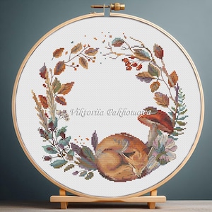 キツネの秋のリースのクロスステッチパターン：森の動物、キノコ、秋の葉の刺繍（PDFデジタルダウンロード）