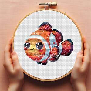 赤ちゃんのカクレクマノミのクロスステッチパターン pdf カラフルな海の生き物の刺繍 ミニピンクの保育園の装飾 かわいい新しい女の子男の子のベビーシャワーのタペストリー