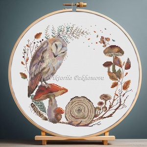 秋のメンフクロウのリースのクロスステッチパターン：秋の鳥、キノコ、葉の刺繍（PDF）