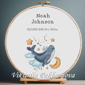 Peut inclure: Broderie au point de croix dans un cercle en bois représentant une baleine bleue, des nuages, des étoiles et un croissant de lune. Le texte "Noah Johnson" est au-dessus de la baleine, avec les détails de naissance en dessous. Le nom de l'artiste, "Viktoriia Pakhomova", est en bas.
