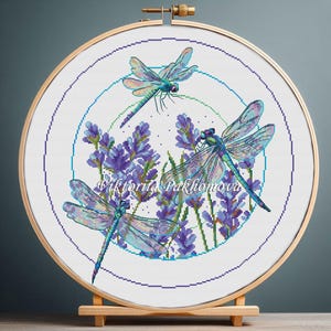 Lavendel libel kruissteekpatroon pdf, paarsblauwe bloem picturaal zomertapijt insectnaaldpunt kruid borduurwerk digitale download