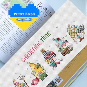 Può includere: Schema di punto croce con cinque gnomi con attrezzi da giardinaggio e fiori. Il modello è intitolato "Gardening Time" ed è compatibile con il software Pattern Keeper.
