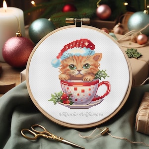 クリスマスのカップに入った猫のクロスステッチパターン pdf ジンジャーキティの冬の飾り刺繍 面白い絵の動物のタペストリー デジタルダウンロード