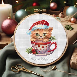 クリスマスのカップに入った猫のクロスステッチパターン pdf 気まぐれなジンジャーキティ猫の冬の飾り刺繍 面白い絵のペット動物のタペストリー