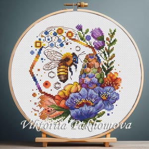 以下が含まれることがあります： 高さと形状が異なる3つのセラミック花瓶のセット。花瓶はマットな白仕上げで釉薬がかけられており、ミニマリストな美学を提供しています。最も高い花瓶は約25cmです。