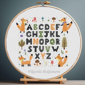 キツネのアルファベットのクロスステッチのパターン pdf 森の動物の面白いレタリングの刺繍 保育園の絵画の秋のタペストリーの子供部屋の装飾デジタル