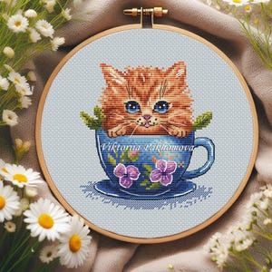 カップに入ったジンジャー猫のクロスステッチパターン pdf カラフルでふわふわした面白い子猫の花の刺繍 面白いペットかわいいキッチンの装飾動物のタペストリー