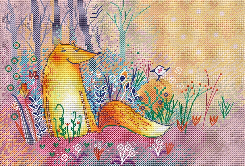 Op de afbeelding: Een kleurrijk kruissteekpatroon met een vos die in een bos zit met een vogel die erboven vliegt. De vos is oranje en wit, en het bos is gevuld met groen en blauw gebladerte.