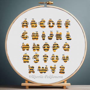 Padrão de ponto cruz do alfabeto Bumblebee em PDF, letras engraçadas de abelha, bordado, tapeçaria infantil para berçário, chá de bebê, download digital, presente da Ucrânia