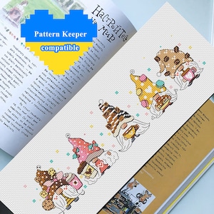 Peut inclure: Marque-page en point de croix avec quatre gnomes portant des chapeaux à motifs et tenant des tasses de café et des biscuits. Le marque-page est blanc avec un motif brodé. Le texte sur le marque-page indique "Pattern Keeper compatible".