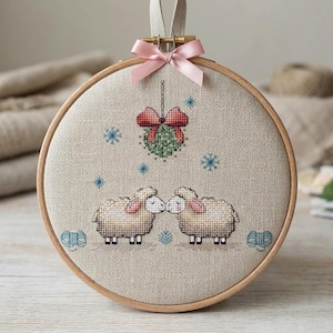 Patrón de punto de cruz de ovejas besándose, gráfico de bordado de animales navideños con muérdago, lindo dibujo de arte de pareja invernal en aro (descarga digital en PDF)