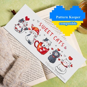 Può includere: Segnalibro a punto croce bianco con la scritta "SWEET CATS" e immagini di gatti dei cartoni animati con cuori. Il segnalibro ha il testo "Pattern Keeper compatible" nell'angolo in alto a destra.