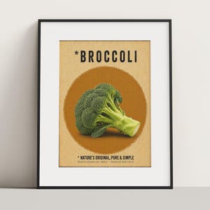 Könnte beinhalten: Ein gerahmter Kunstdruck mit einem grünen Brokkoli-Röschen, das auf einem beigen Hintergrund in einem dunklen Kreis zentriert ist. Der Text lautet *BROCCOLI oben und *NATURE'S ORIGINAL, PURE & SIMPLE unten, mit kleinerem Text darunter.