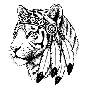 Puede incluir: Una ilustración gráfica en blanco y negro de una cabeza de tigre de perfil, que lleva una cinta decorativa con patrones geométricos y un emblema circular en el lateral, con varias plumas largas que cuelgan del lado de la cabeza.