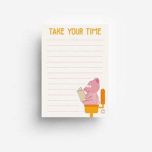 Könnte beinhalten: Ein rechteckiger Notizblock mit cremefarbenem Papier und horizontalen Linien. Der Text TAKE YOUR TIME ist oben in Gelb gedruckt. Eine Illustration eines rosa Schweins sitzt unten rechts auf einer gelben Toilette und liest ein Buch.