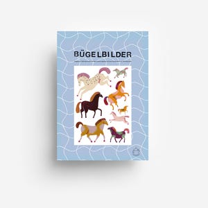 Könnte beinhalten: Ein hellblaues rechteckiges Blatt mit einem weißen Gittermuster und dem Text BÜGELBILDER oben. In der Mitte befindet sich eine Sammlung verschiedener Pferdeillustrationen in Braun-, Orange-, Rosa- und Violetttönen in unterschiedlichen Posen.