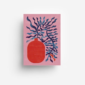 Könnte beinhalten: Eine rote Keramikvase mit einem Gittermuster ist mit einer blauen und grünen Blattpflanze gefüllt. Die Vase und die Pflanze befinden sich auf einem rosa Hintergrund.