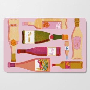 Könnte beinhalten: Ein rosa Hintergrund mit neun verschiedenen Weinflaschen. Die Flaschen sind alle in verschiedenen Farben und haben unterschiedliche Etiketten. Die Etiketten enthalten die Wörter "Prosecco", "Vino Bianco", "Rosè" und "Chardonnay".