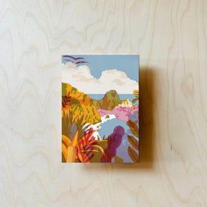 Pode incluir: Uma impress&atilde;o art&iacute;stica retangular apresentando uma paisagem costeira estilizada com folhagem vibrante em tons de laranja, amarelo e verde em primeiro plano. A cena mostra um oceano azul, fal&eacute;sias rochosas e nuvens brancas sob um c&eacute;u azul claro, em um estilo gr&aacute;fico plano.