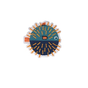 Könnte beinhalten: Ein gestickter Bügel-Patch mit einem blauen und grünen Kugelfisch mit orangefarbenen Flossen.