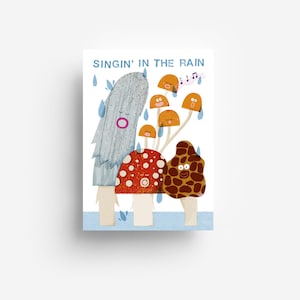 Pode incluir: Um cartão de felicitações retangular com uma ilustração caprichosa de cogumelos antropomórficos na chuva. O texto SINGIN' IN THE RAIN aparece no topo. O design inclui um cogumelo cinzento alto, um cogumelo vermelho com pintas e vários cogumelos laranja mais pequenos com rostos.