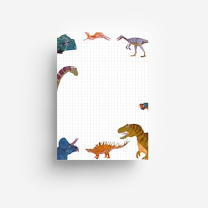 Könnte beinhalten: Ein rechteckiges Blatt weißes kariertes Papier mit einem Rand aus bunten Dinosaurier-Illustrationen. Die Dinosaurier umfassen einen blauen Triceratops, einen grünen Tyrannosaurus Rex, einen orangefarbenen Stegosaurus und einen Flugsaurier.