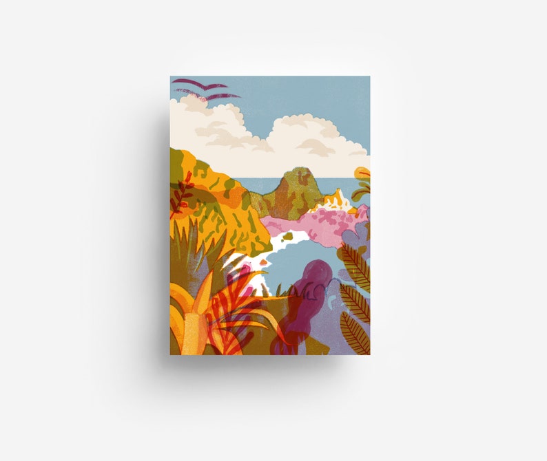 Pode incluir: Uma impress&atilde;o art&iacute;stica vertical apresentando uma paisagem costeira estilizada com folhagem laranja, amarela e verde vibrante em primeiro plano. A cena inclui um oceano azul, um promont&oacute;rio rochoso e nuvens brancas contra um c&eacute;u azul claro com dois p&aacute;ssaros roxos.