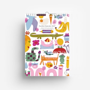 Könnte beinhalten: Ein Wandkalender für 2027 mit dem Titel Familien Kalender 2027 von Barbara Dziadosz. Das weiße Deckblatt zeigt eine bunte, texturierte Illustration verschiedener Figuren, darunter ein blauer Vogel, eine gelbe Banane, ein grünes Krokodil und ein rosa Wurm.