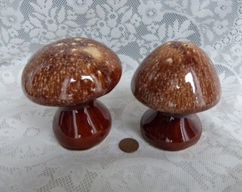 Set SALT PEPPER MUSHROOM in glossy brown ceramic/Hull pottery usa/Vintage retro