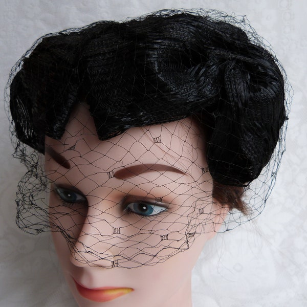 Demi-chapeau PAILLE de cellophane noir avec VOILETTE femme, Collection, décor vintage rétro milieu du siècle
