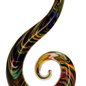 Puede incluir: Un premio de vidrio colorido con un diseño en espiral sobre una base negra. La base tiene una placa que dice "Acquisition Program Teamwork Award".