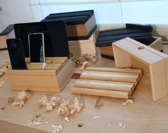 Ladestation aus Holz für Smartphone und Tablet