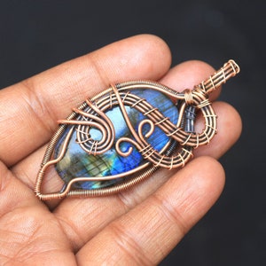 Blue Fire Labradorit Anhänger: Handgefertigter, mit Kupferdraht gewickelter Edelstein