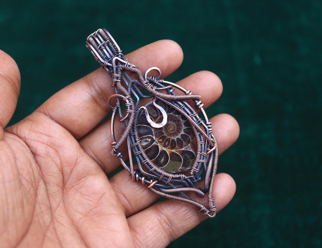 ハンドメイド銅線ラップアンモナイト化石ペンダント：宝石ジュエリー