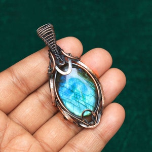 Ciondolo in labradorite avvolto in filo di rame ossidato, gioielli fatti a mano