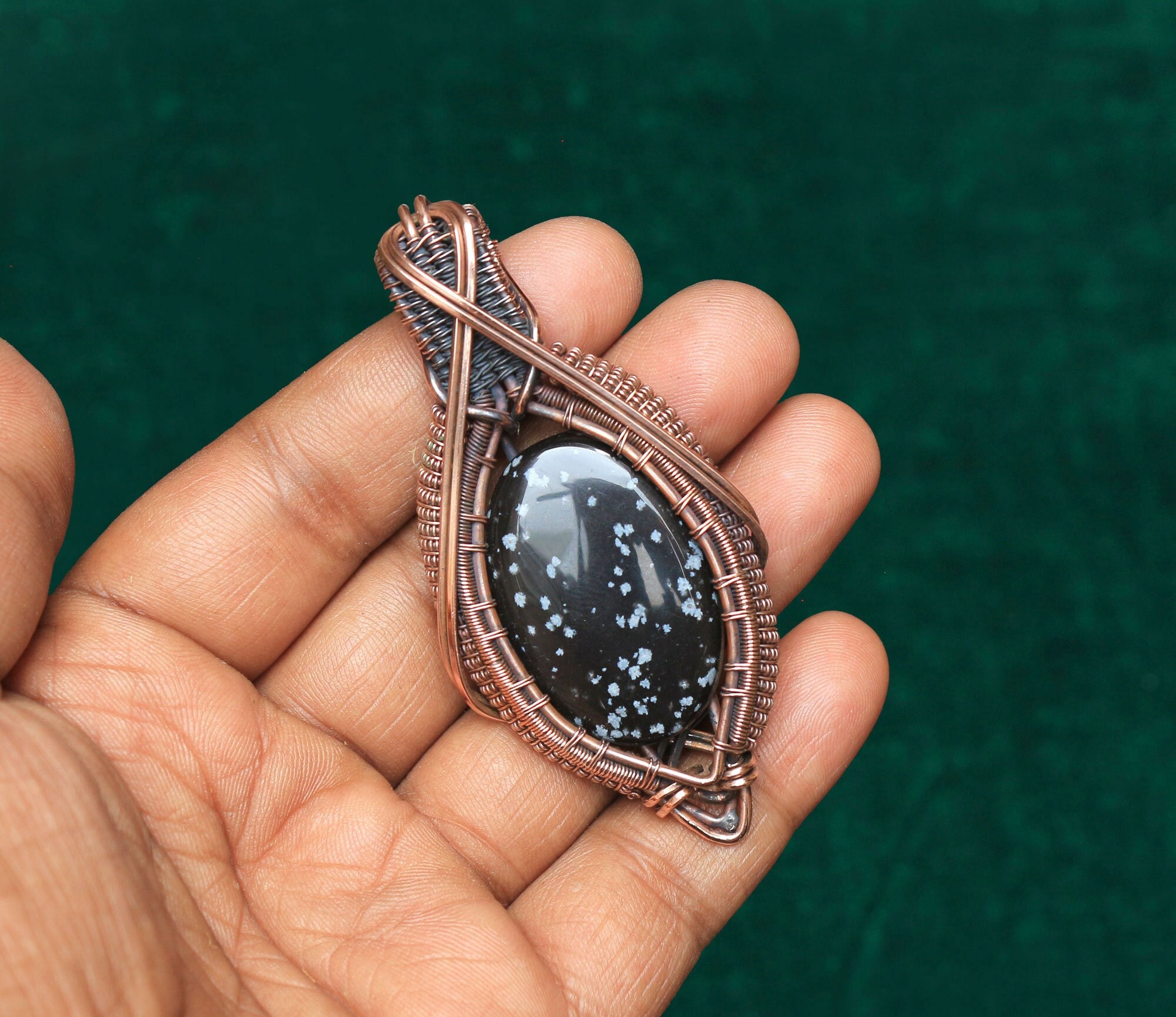 スノーフレークオブシディアンペンダント：銅線で巻かれた宝石