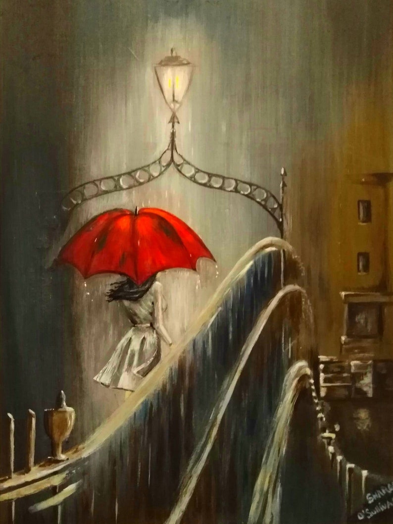 K&ouml;nnte beinhalten: &Ouml;lgem&auml;lde einer Person mit rotem Regenschirm auf einer Br&uuml;cke im Regen. Eine Vintage-Stra&szlig;enlaterne beleuchtet die Szene. Das Kunstwerk verwendet eine ged&auml;mpfte Farbpalette und konzentriert sich auf die Figur und den Regenschirm.