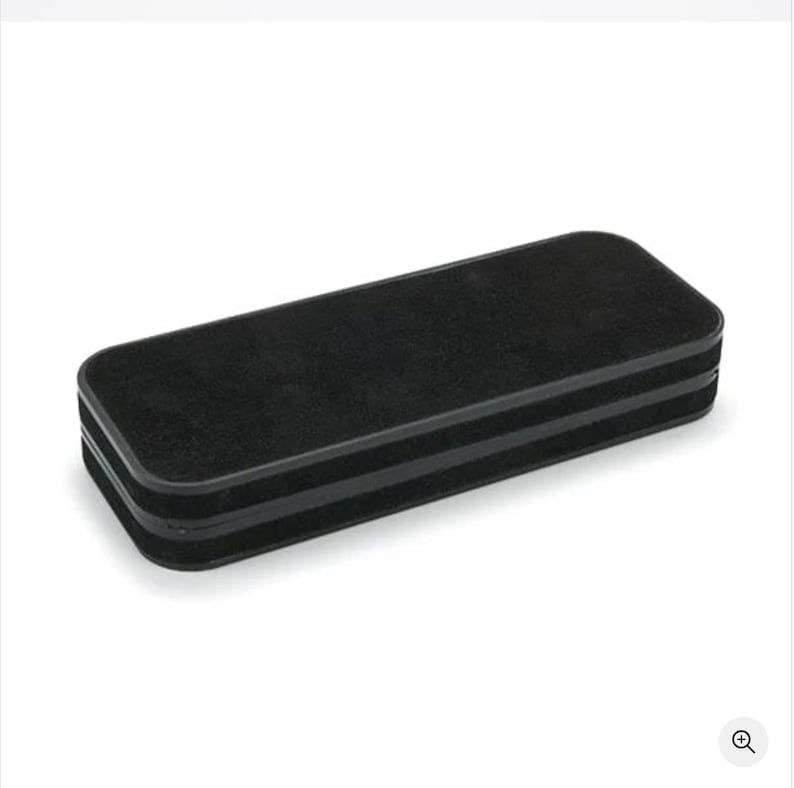 Pu&ograve; includere: Una gomma per lavagna rettangolare e nera. La gomma ha una superficie morbida, simile al feltro, per pulire le lavagne. I bordi sono arrotondati e la gomma &egrave; realizzata in un materiale denso.