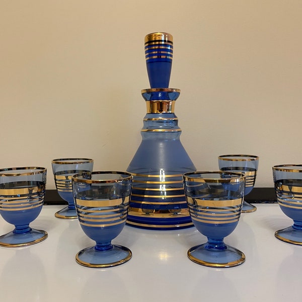Set de decantadores azul cobalto y dorado de mediados de siglo con tapón y gafas de 6 patas
