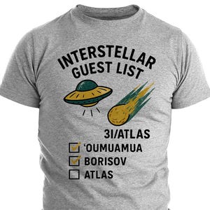 Puede incluir: Camiseta gris con el texto "INTERSTELLAR GUEST LIST" sobre un dibujo animado de un OVNI y un cometa. Debajo, casillas de verificación con los nombres 'OUMUAMUA, BORISOV y ATLAS.