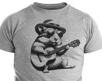 Puede incluir: Una camiseta gris con una ilustración en blanco y negro de un hámster con gafas de sol y un sombrero, tocando una guitarra acústica.