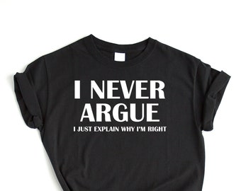 Op de afbeelding: Zwart T-shirt met witte tekst die luidt: "Ik discussieer nooit, ik leg alleen uit waarom ik gelijk heb."