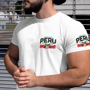 Peut inclure: T-shirt blanc avec un graphique du blason péruvien et le mot "PERU" imprimé sur le devant. Le graphique est également imprimé sur la manche droite.