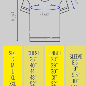 Puede incluir: Una tabla de tallas para una camiseta con medidas en pulgadas para el pecho, la longitud y la manga. La tabla muestra las tallas S, M, L, XL y XXL.