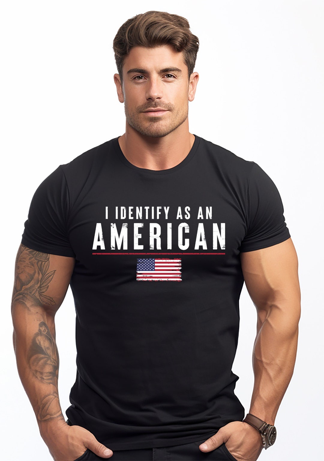 T-shirt Patriotique USA "I Identify As An American" - Coton Taille Regular - Neuf Avec étiquettes