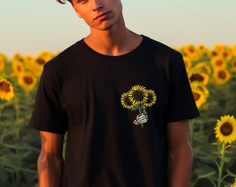 Girasoli in camicia a mano scheletro, camicia di Halloween, camicia scheletro rock, girasoli splendenti tenuti con grazia in una t-shirt a mano scheletro