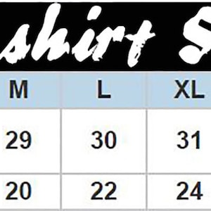 Pu&ograve; includere: Tabella delle taglie per t-shirt unisex che mostra le misure di lunghezza e larghezza del corpo in pollici per le taglie dalla S alla 4XL.